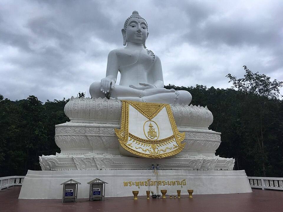 Weißer Buddha (Wat Phra That Mae Yen)